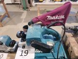 une machine bleue posée sur une palette
