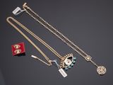une collection de bijoux comprenant un collier, une bague et une clé