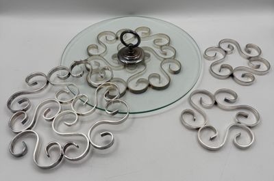 une plaque de verre sur laquelle sont disposés plusieurs anneaux métalliques