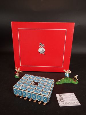 une image représentant une boîte rouge contenant quelques petites figurines