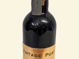 bouteille de porto millésimé avec bouchon en liège sur fond blanc