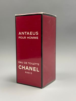 gros plan d'un flacon de parfum sur une surface blanche