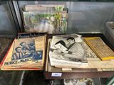 de nombreux livres exposés dans une vitrine