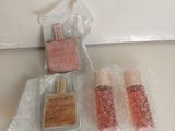 trois flacons de parfum et une boîte de savon sur le comptoir