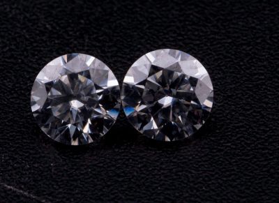 une paire de diamants taille ronde sur un fond noir