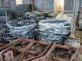 un gros tas de câbles dans un bâtiment