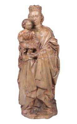 l'image d'une statue représentant une femme tenant un enfant dans ses bras