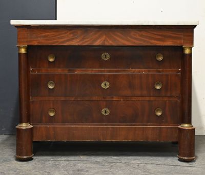 commode ancienne avec dessus en marbre et poignées en laiton