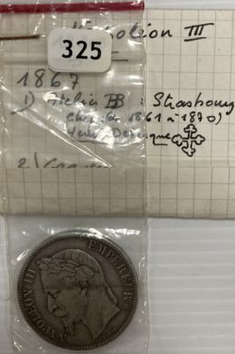 gros plan d'une pièce de monnaie sur un morceau de papier posé sur une table