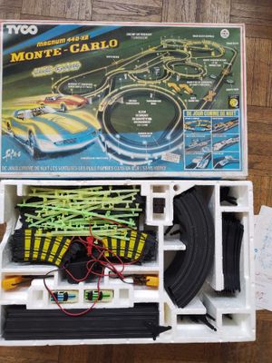 une boîte contenant une maquette de circuit automobile