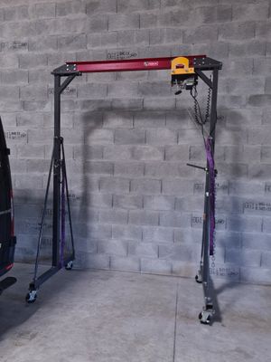 une photo d'une camionnette garée dans un garage