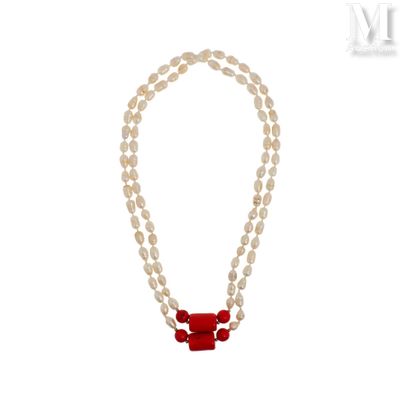 collier de perles avec des perles rouges et blanches sur fond blanc