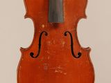 gros plan d'un violon avec un archet sur fond blanc