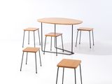un ensemble composé de quatre tables et de quatre tabourets dans une pièce blanche