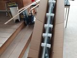une boîte en carton contenant tout un tas de tuyaux