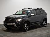 La Dacia grise est garée sur un sol à damier