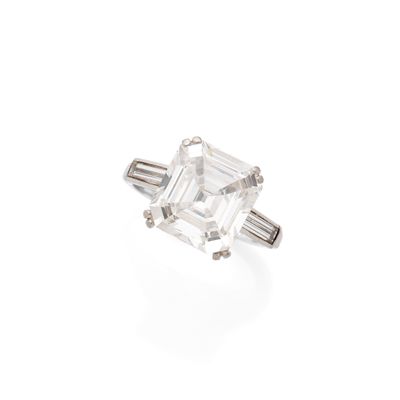 une bague en diamant à une seule pierre, par van cleef