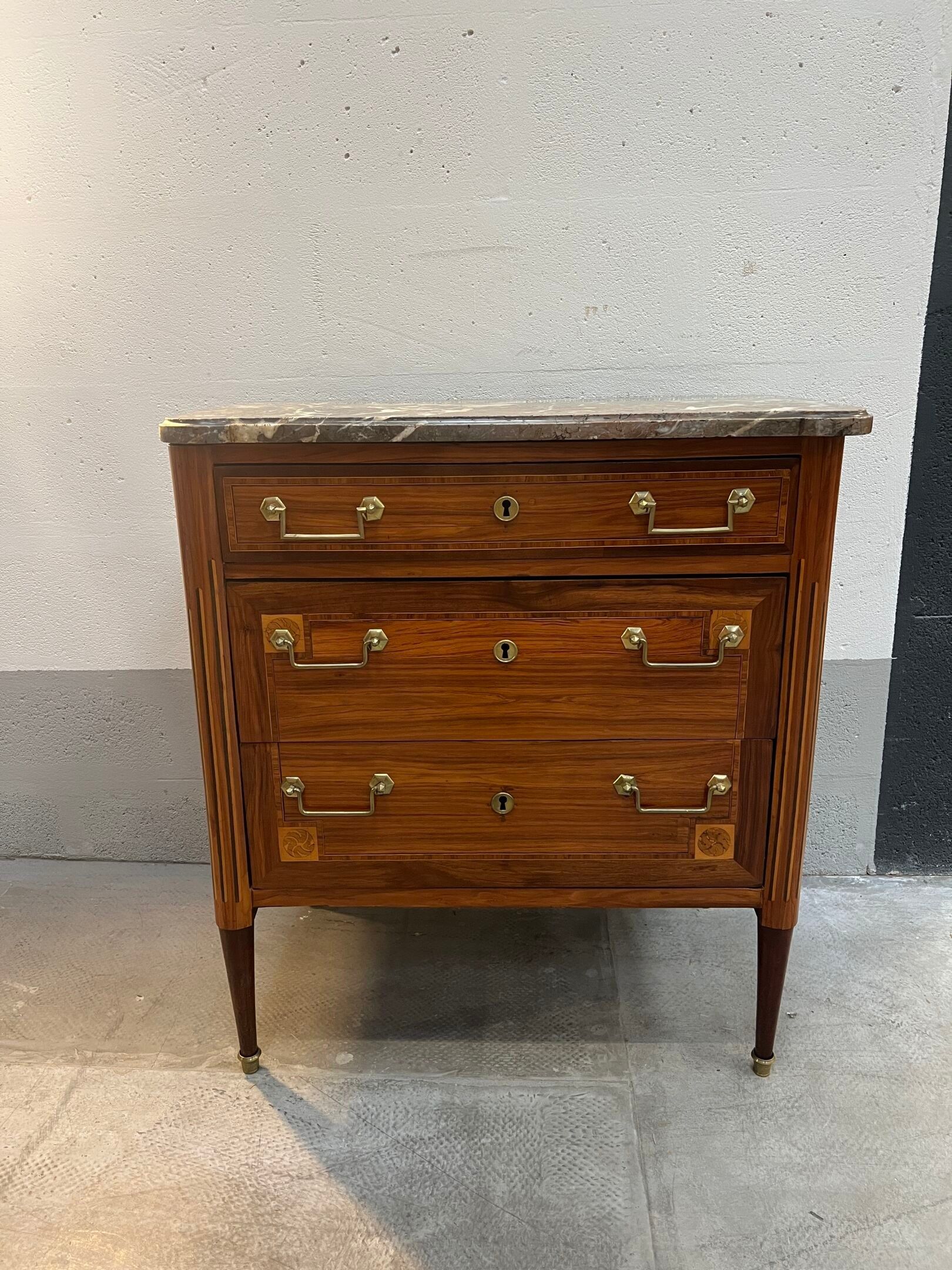 COMMODE en bois de placage marqueté en filet, trois tiroirs …