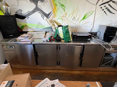 une table sur laquelle se trouvent une pile de papiers et un ordinateur portable
