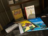de nombreux livres posés sur une table