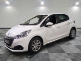 la photo d'une petite voiture blanche garée dans un garage