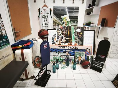 une exposition d'objets de collection liés au basket-ball dans un magasin