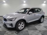 Le SUV argenté est garé dans une grande pièce au sol en damier.