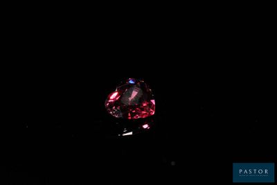 un diamant rose sur fond noir
