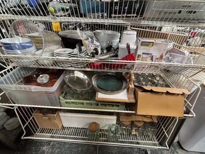 une étagère en métal remplie d'une multitude d'assiettes et de bols