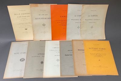 six vieux livres sont empilés les uns sur les autres