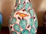 trois vases posés sur une étagère