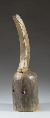 une image représentant une sculpture en bois représentant une longue corne percée d'un trou au milieu