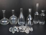un grand nombre de vases en verre posés sur une table