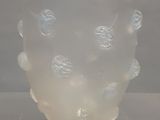 un vase en verre dépoli posé sur une table
