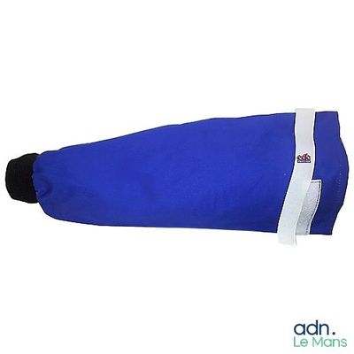 un parapluie bleu avec un manche noir sur fond blanc