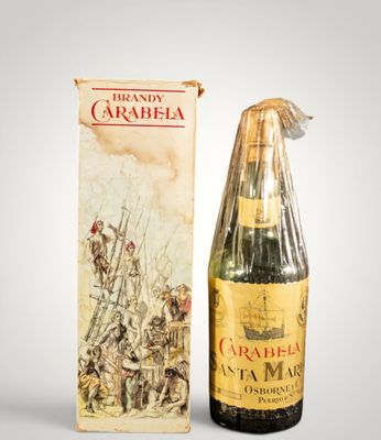 une bouteille de vin à côté d'une boîte