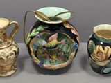 trois vases posés l'un à côté de l'autre sur une table
