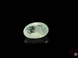 une image représentant un quartz vert posé sur une surface noire