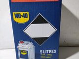un bidon de 5 litres de WD-40 posé sur la table