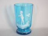 un verre en verre bleu sur lequel est représenté un homme