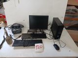 un bureau équipé d'un ordinateur, d'un clavier, d'une souris et d'un écran