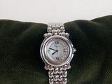 une montre en argent posée sur une serviette verte