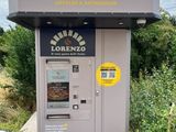 une machine sur laquelle se trouve une pizza, au milieu de la route