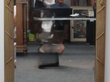 un homme faisant du skateboard devant un miroir