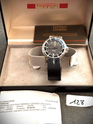 une montre dans une boîte, avec une étiquette de prix dessus