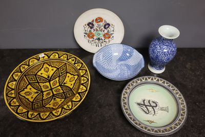 Lot comprenant 2 plats en céramique de Safi, un plat en albâ…