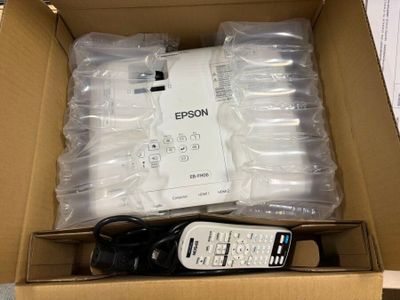 une boîte contenant une télécommande et d'autres objets