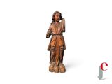 l'image d'une statue de femme tenant un oiseau
