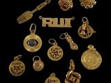 plusieurs types de breloques en or et en argent sur fond noir