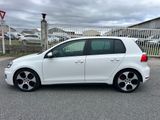 La Volkswagen Golf blanche est garée sur le parking.
